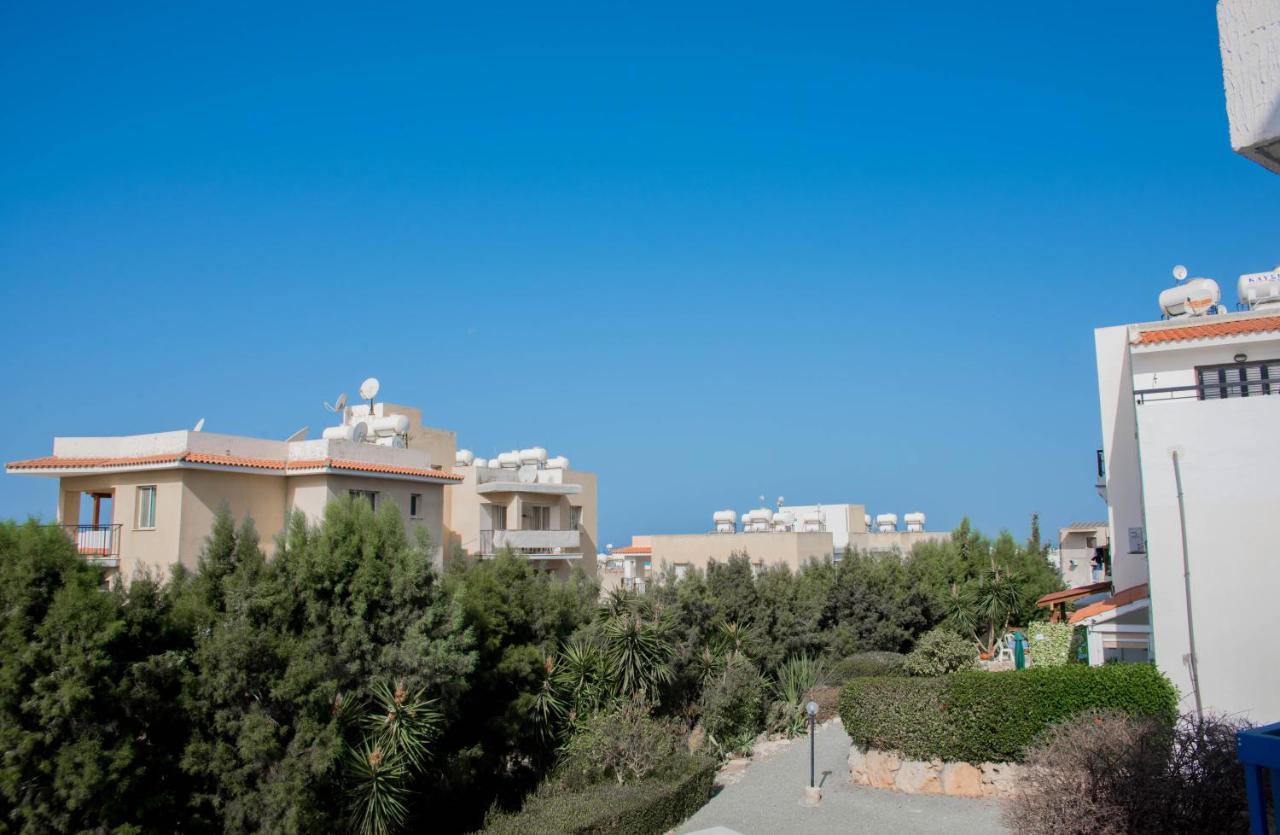 Modern Apartment Not Far From The Beach Paphos Exterior photo